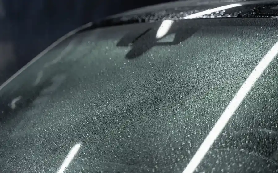 水滴が付いた車のフロントガラス